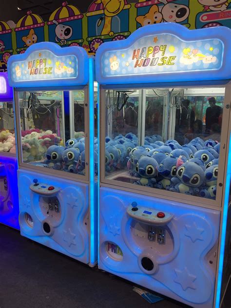 Contents: 1x Claw crane machine, 6x plastic tokens, 10x capsules & 1x instructions. Batteries required: 6x AA batteries (not included) Dimensions: 27.8L x 20W x 32H cm. The claw crane game is an all-time arcade favourite. Try to grab a prize before the time runs out. Fill it up with prizes (not included) and you're ready to play.